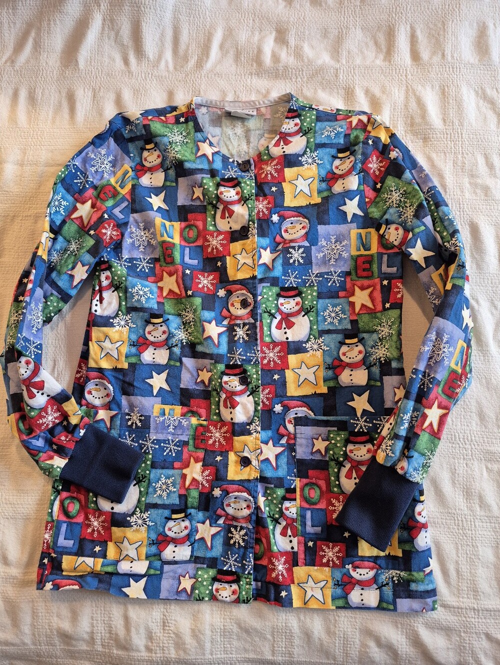 Peaches women's XS Snowman scrub top uniform jacket holiday print EUC